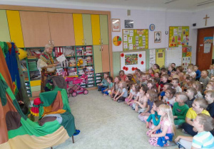 Aktorka – Wróżka Bajduszka inscenizuje utwór „Na jagody”, dzieci siedzą na dywanie.